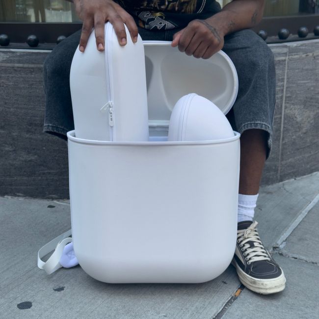 Bravest Studios, AirPods'u temel alan bir sırt çantası oluşturuyor
