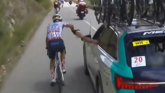 Fransız bisikletçi Lenny Martinez, Tour de France'da "yapışkan şişe" numarasıyla hile yaparken yakalandı