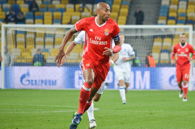 Benfica efsanesi Luisão, hemşehri Vinícius'u yardımledikten sonraları "maymun, Yahuda" demiştir