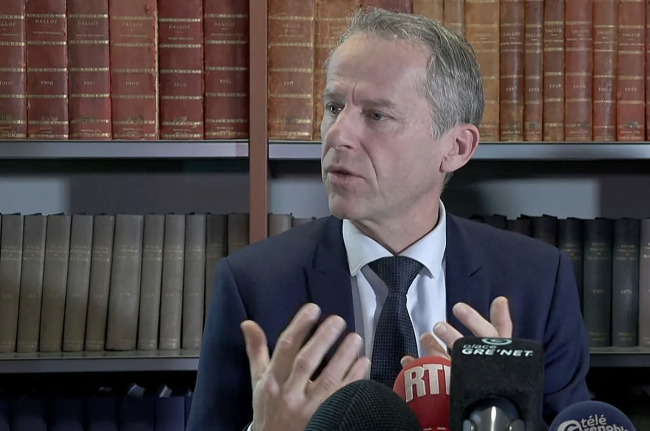 Fransız önceki eğitimci, bağlı yıllar boyunca olan 89 reşit olmaya yönelik sekse istismarla suçlandı