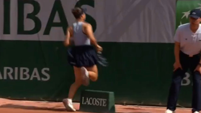 Roland Garros, tehlikeli Lacoste sponsorlu tabelalar nedeniyle eleştiriler altında: Oyuncular tökezledi ve sakatlanıyor