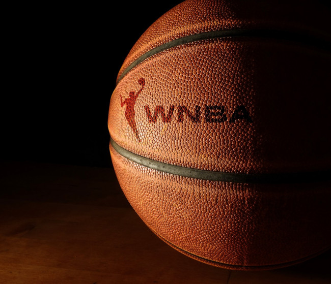 WNBA'nin tüm zamanların en çok ribaund alan oyuncusu ve ikinci en skorer oyuncusu Tina Charles, 37 yaşında emekli oldu