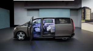 Mercedes, 700 kilometre menzile sahip yeni yedi kişilik aracı tanıttı