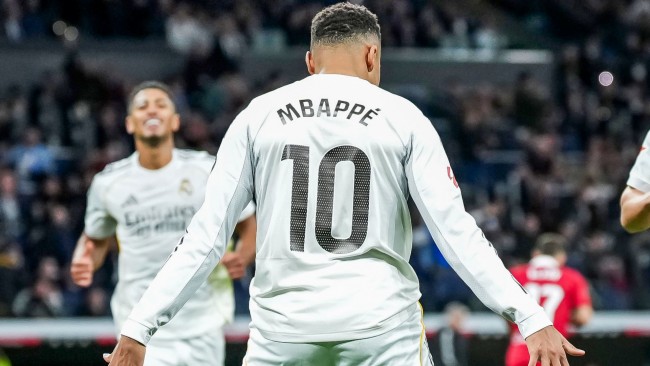 Kylian Mbappé, Real Madrid için gol rekorunu eşitleyen Cristiano Ronaldo'ya saygı duruşunda bulunuyor