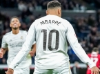 Kylian Mbapp&eacute;, Real Madrid i&ccedil;in gol rekorunu eşitleyen Cristiano Ronaldo'ya saygı duruşunda bulunuyor