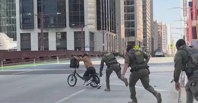 Video, Sınır Devriyesi'nin Chicago'da bisikletçiyi "hey, ben ABD vatandaşı değilim" diye bağırdıktan sonra kovaladığı anı yakalıyor
