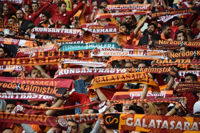 Galatasaray, Juventus'u 5-2'lik bir skorla cezalandırdı ve Tottenham ya da Liverpool maçına yaklaştı.
