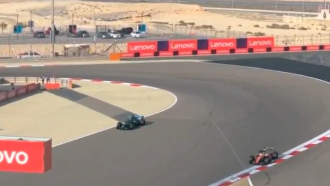 Fernando Alonso, Aston Martin aracı Bahreyn'de durduktan sonra yolun ortasında mahsur kaldı