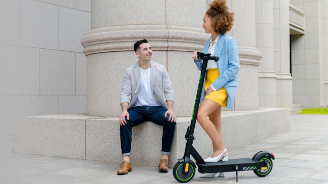 Perakendeciler, Birleşik Krallık yasalarına aykırı olmasına rağmen, e-scooterları yola uygun olarak reklam ediyor