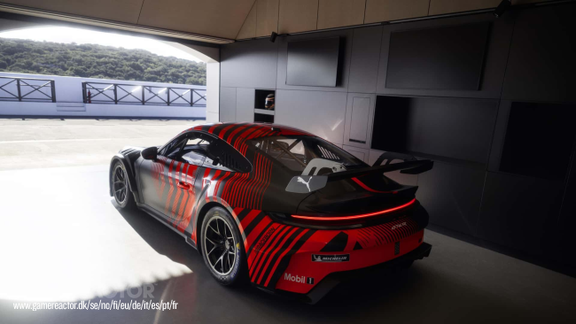 Porsche yepyeni bir 911 yarış arabasını tanıttı