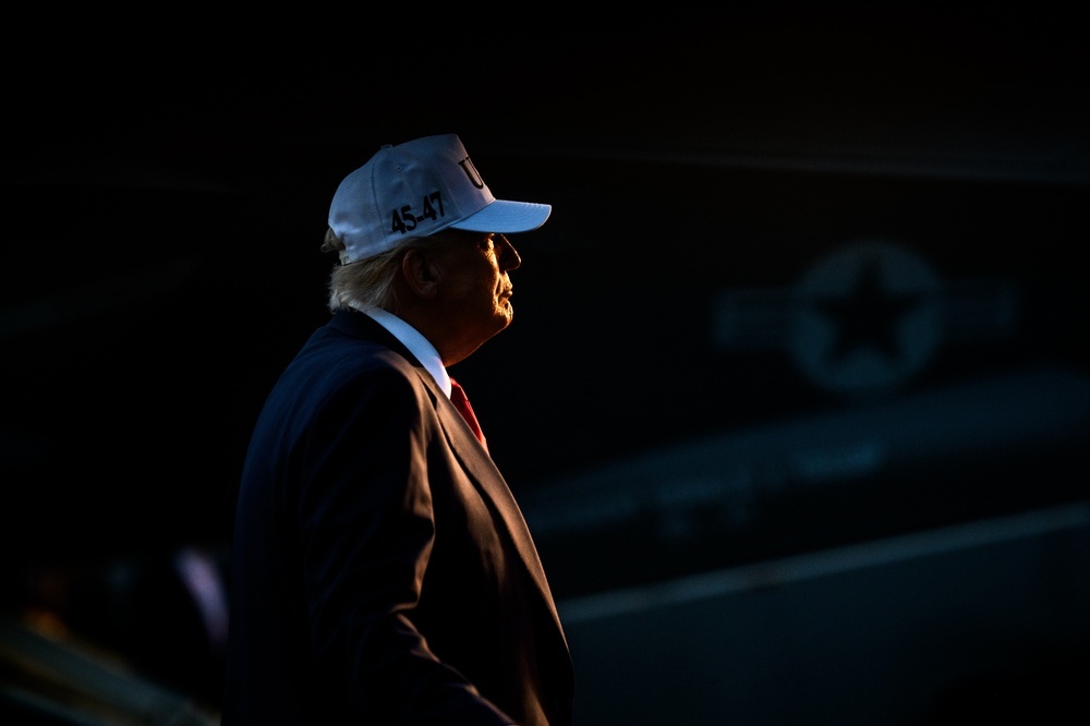 Trump, Pentagon'a "gösterilen büyük ilgiye dayanarak" UFO ve uzaylı dosyalarını yayınlamasını emretti