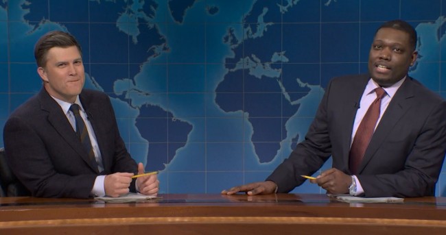 Yine o zaman geldi: Colin Jost ve Michael Che SNL'de şaka yapıyor