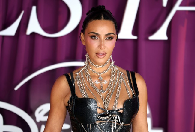 Kim Kardashian aya inişin sahte olduğu konusunda ısrar ediyor: "Bayrak neden dalgalanıyor?"