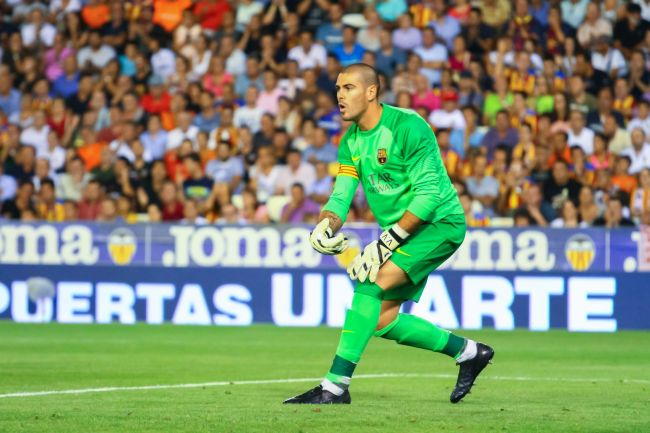 Barcelona'nın eski kalecisi Víctor Valdés sürpriz bir şekilde yeni teknik direktörlük görevine başladı