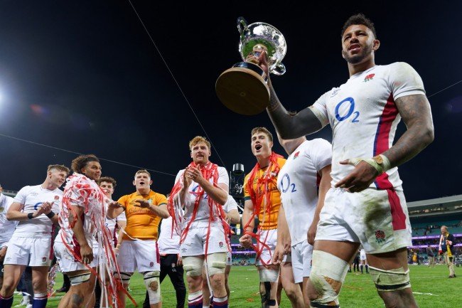 İngiltere kriket takımıyla Ashes maçları arasında içki içmeleri yakalanırken yaşanan tartışma