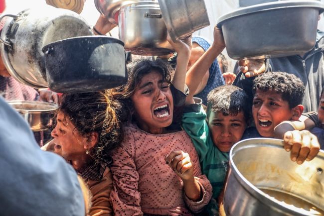 İsrail, sınırlı yardım girişi başladıkça Gazze saldırısına devam ediyor
