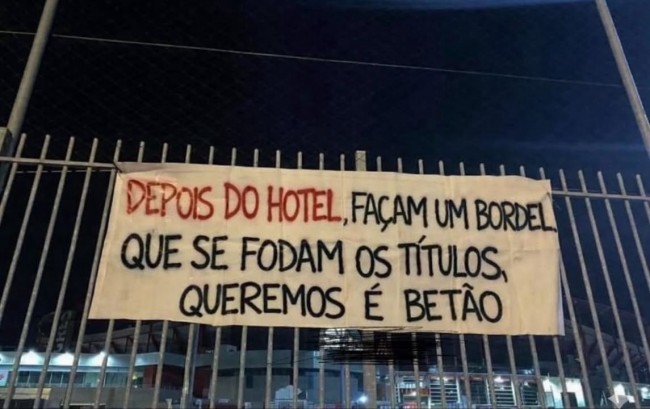 "Otelden sonra bir genelev kur. Başlıklara boşver, istediğimiz somut" diye iddia eden öfkeli Benfica hayranları
