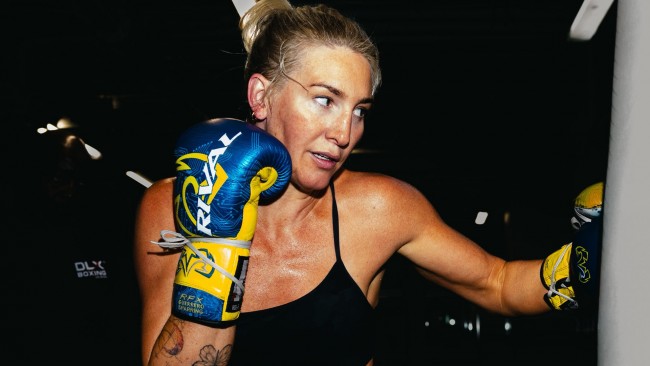 Amerikalı Mikaela Mayer, Mary Spencer'ı yendikten sonra yeni birleşik süper ağır siklet dünya şampiyonu oldu