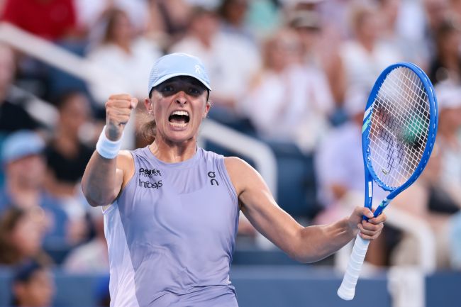 Iga Świątek, Cincinnati'de Paolini'ye karşı tacı alırken her zeminde kazanabileceğini kanıtlıyor