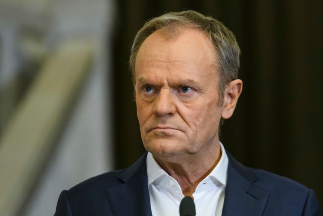 Tusk, Polonya'nın bölgeyi ihlal eden ve ülke üzerinde uçan cisimleri vuracağı konusunda uyardı