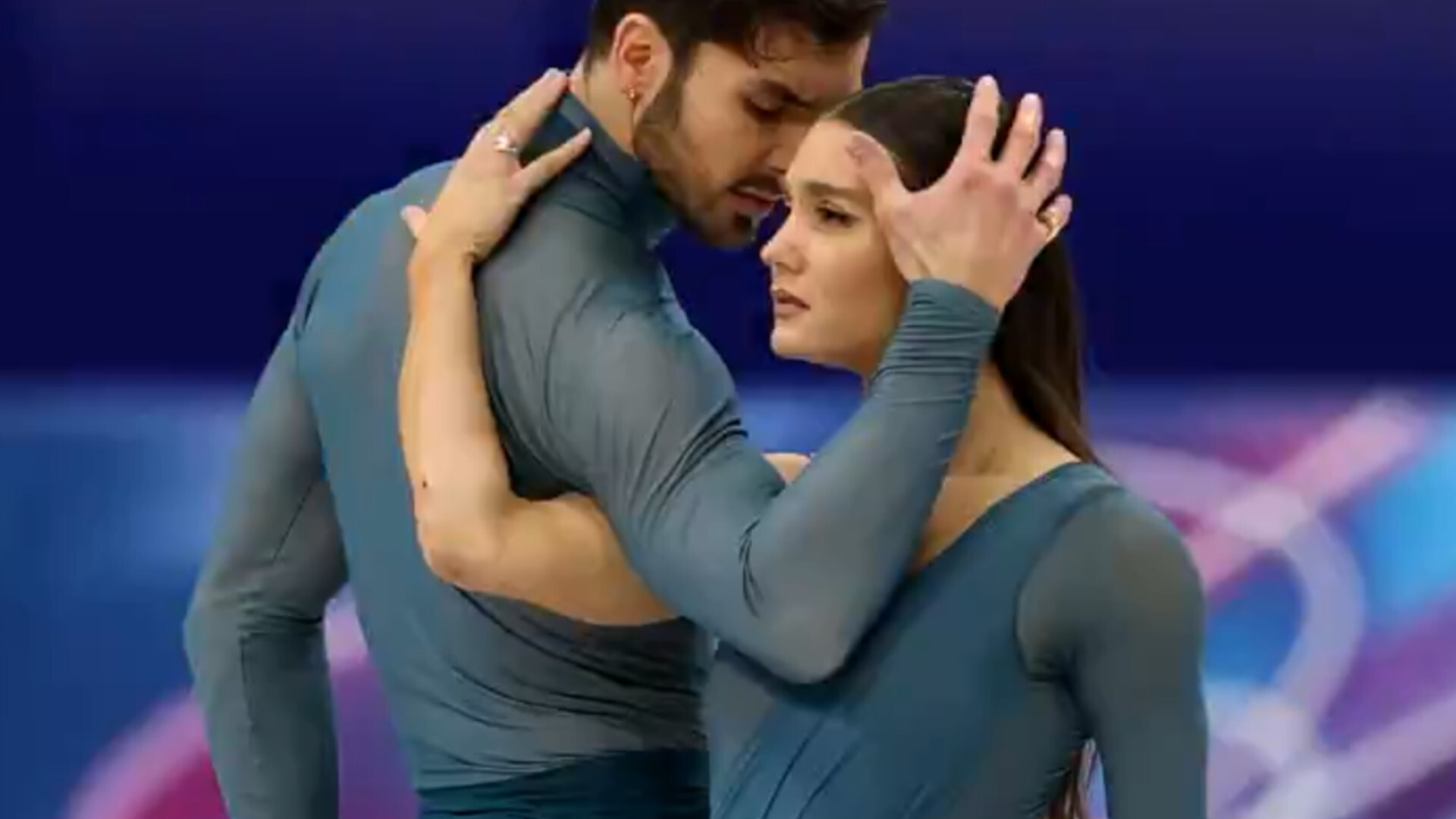 Laurence Fournier Beaudry ve Guillaume Cizeron'un Kış Olimpiyatları'ndaki zaferi, sert tartışmalarla gölgelenmiş