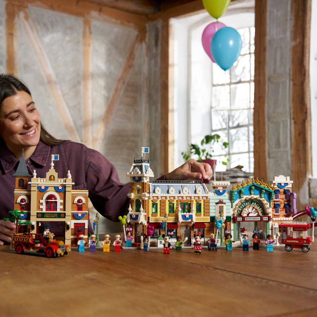 Lego 3.900 Main Street setiyle Disney tema parklarına saygı duruşunda bulunuyor