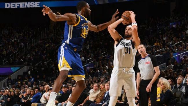 Warriors ve Mavericks, 48 üç sayılık atış rekoruyla NBA tarihine geçti