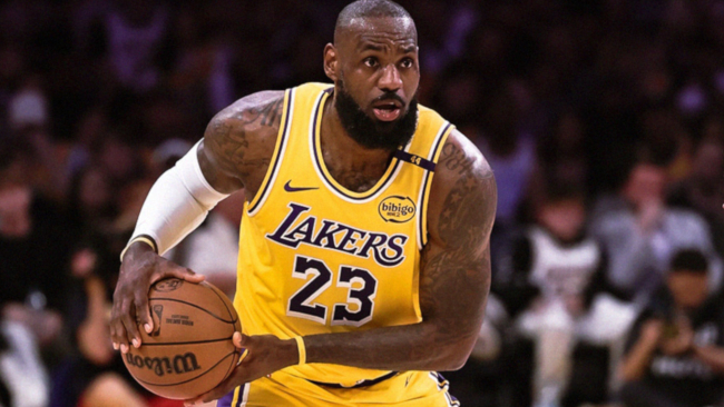 LeBron James 41 yaşında tek triple-double ile tarihe geçti, bununla birlikte MVP ve All-NBA ödüllerine veda ediyor