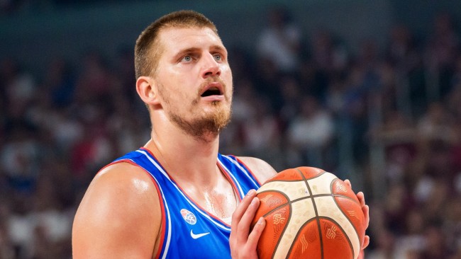 Denver Nuggets'tan Nikola Jokić, Miami Heat'e karşı kaybedilen maçta "yürek burkan" diz sakatlığı yaşadı