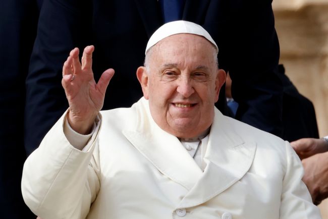 Dünya liderleri ve binlerce kişi Papa Francis'i uğurlamak için bir araya geldi