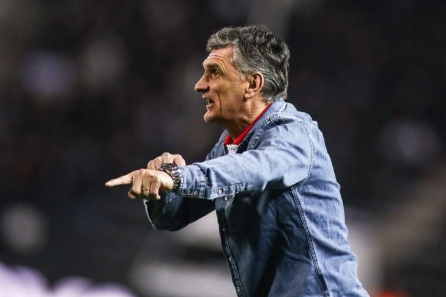 Olympiacos menajeri, Barça maçında hakemden şikayetçi: "Oyuna girer girmez bizi oyundan aldılar"