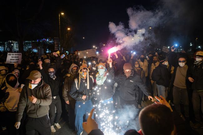 Türkiye, Ekrem İmamoğlu'nun hapse atılmasına karşı artan protestoların ortasında gazetecileri tutukladı