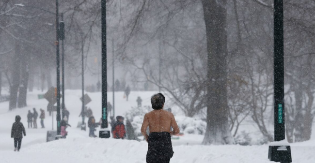 Rekor kar yağışı ABD Doğu Kıyısı'nı gömerken 5.000'den fazla uçuş iptal edildi