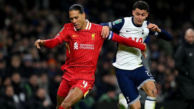 Liverpool ve Arsenal, Premier Lig'de lider durumda, ancak her ikisi de Carabao Kupası yarı finalinin ilk ayağında düştü