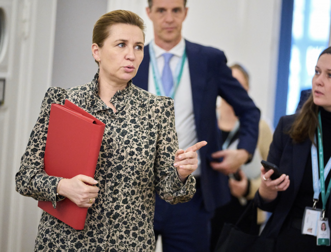 "Her şeyden bahsedebiliriz, egemenliğimiz hariç," diyor Mette Frederiksen Trump'a