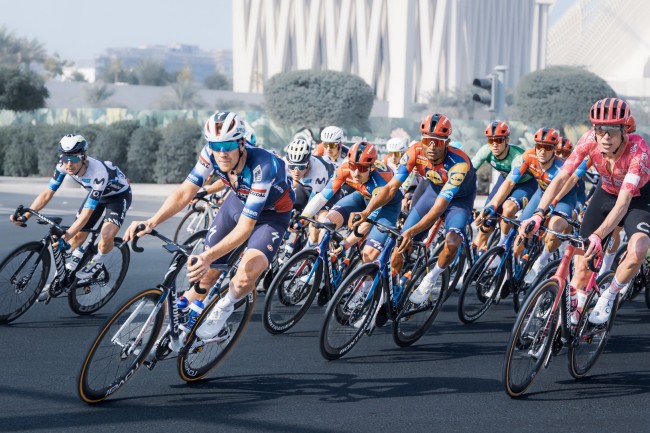 Bisikletçiler, Abu Dabi'nin yapay bir dağ inşa ederek Tadej Pogacar'ı desteklediğinden şikayet ediyor