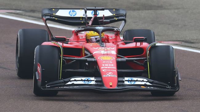 Lewis Hamilton, ikinci testinde Ferrari'siyle kaza yaptı ve araçtan zarar görmedi