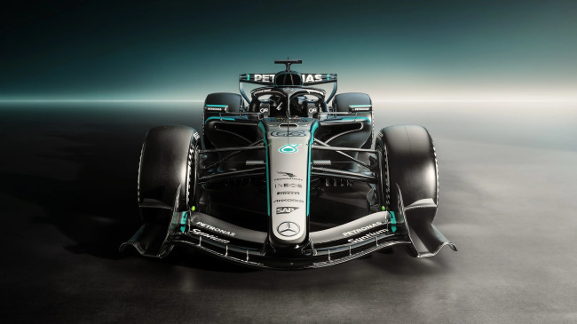 Formula 1 2026: Mercedes-AMG W17'yi sergiliyor