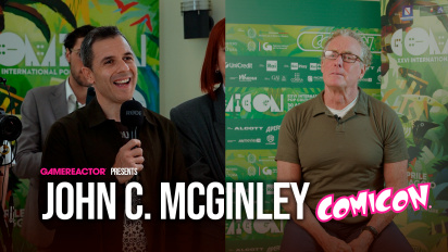 Bir Rooster giyen Scrubs - John C. McGinley Comicon Napoli röportajı